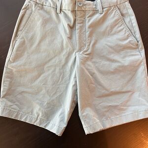 Vineyard Vines Performance 9 Inch On-The-Go Shorts. Grey blue color.see last pic